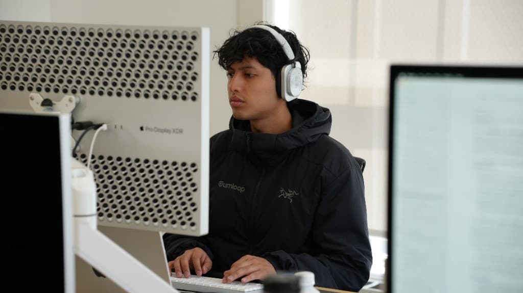 A Cohorvaer in headphones focused on a build