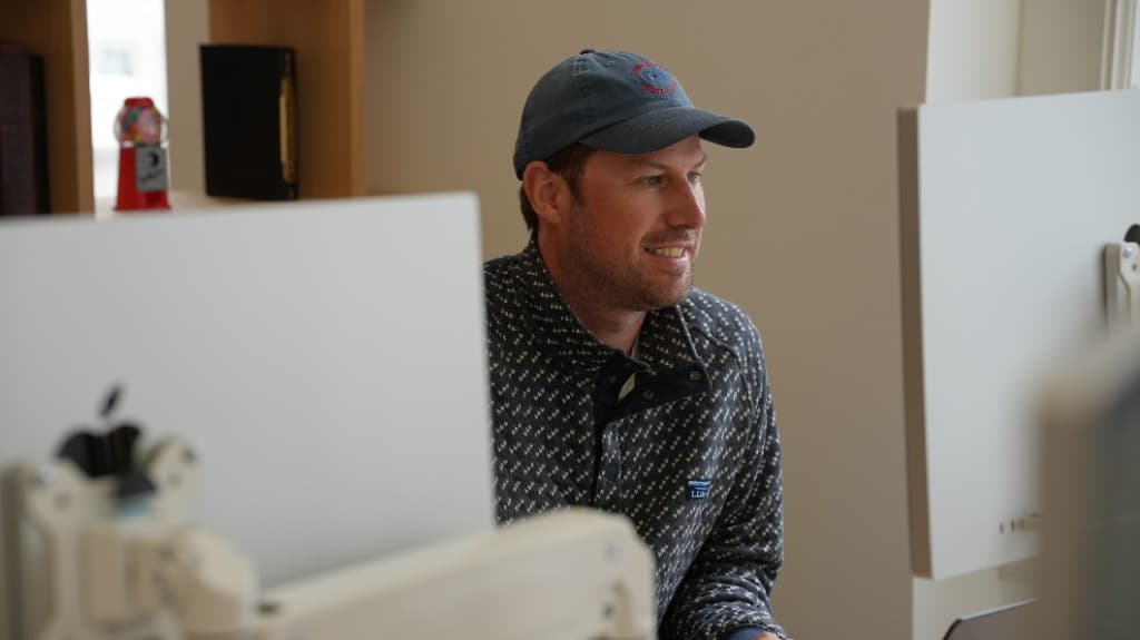 A Cohorvaer heads-down at a dual-monitor workstation