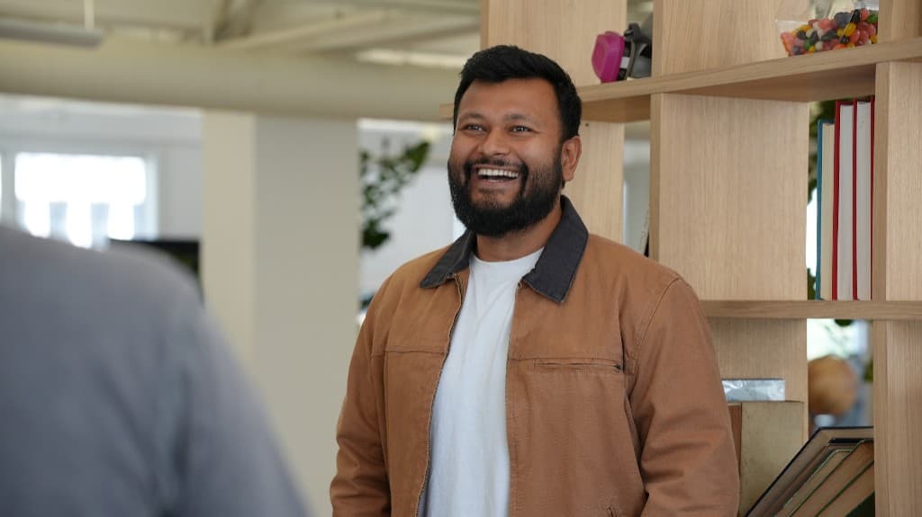 A Cohorvaer mid-conversation in the office
